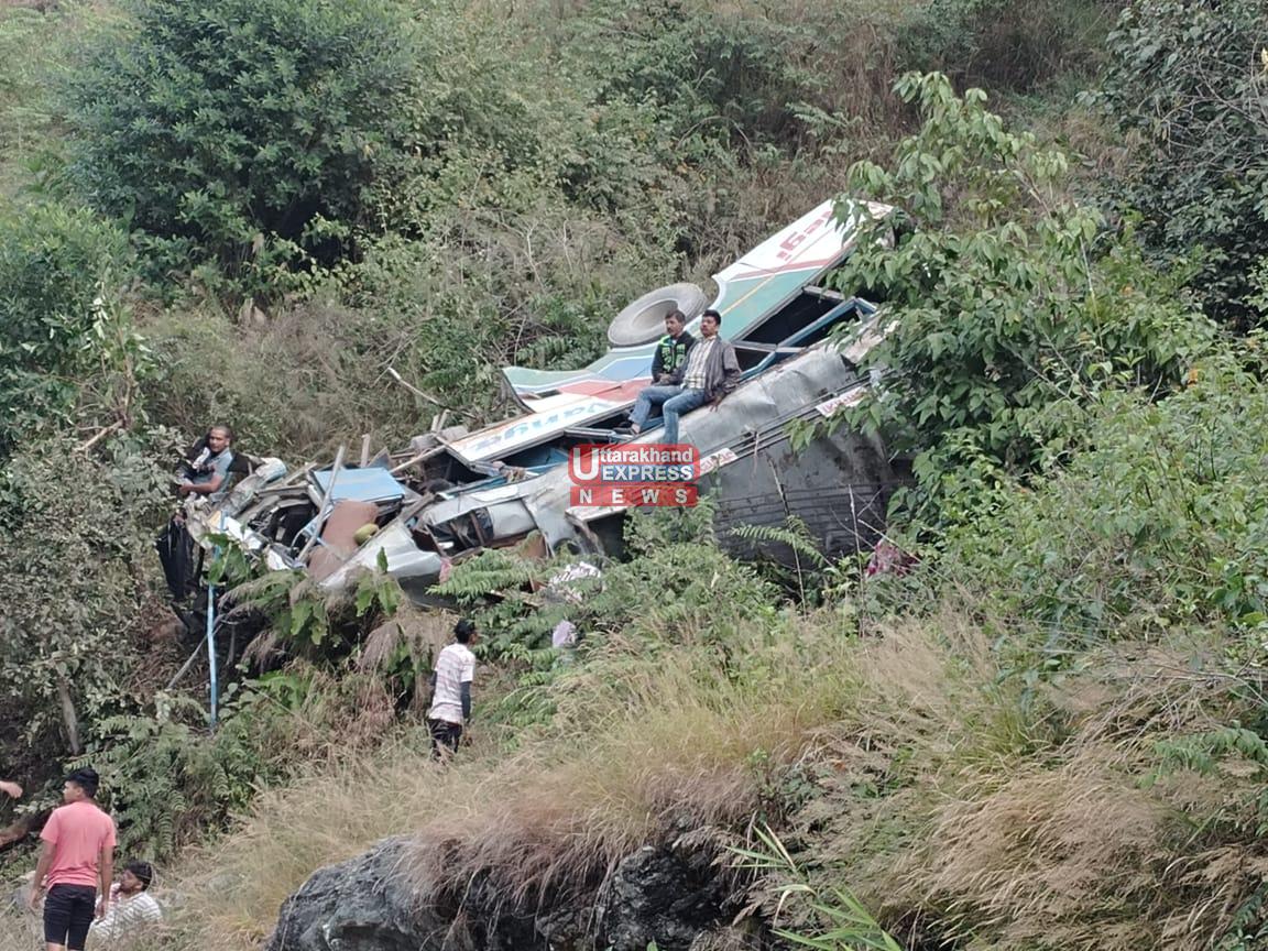 मौत की गहरी खाई में समा गई जिंदगी, बस के खाई मे गिरने से दर्जनों दर्दनाक मौत, मुख्यमंत्री ने जताया गहरा शोक