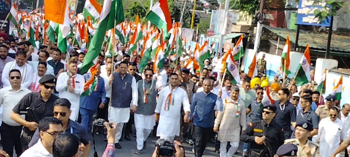 हल्द्वानी में गूंजे देशभक्ति के नारे, सीएम धामी ने किया तिरंगा शौर्य सम्मान यात्रा का शुभारंभ