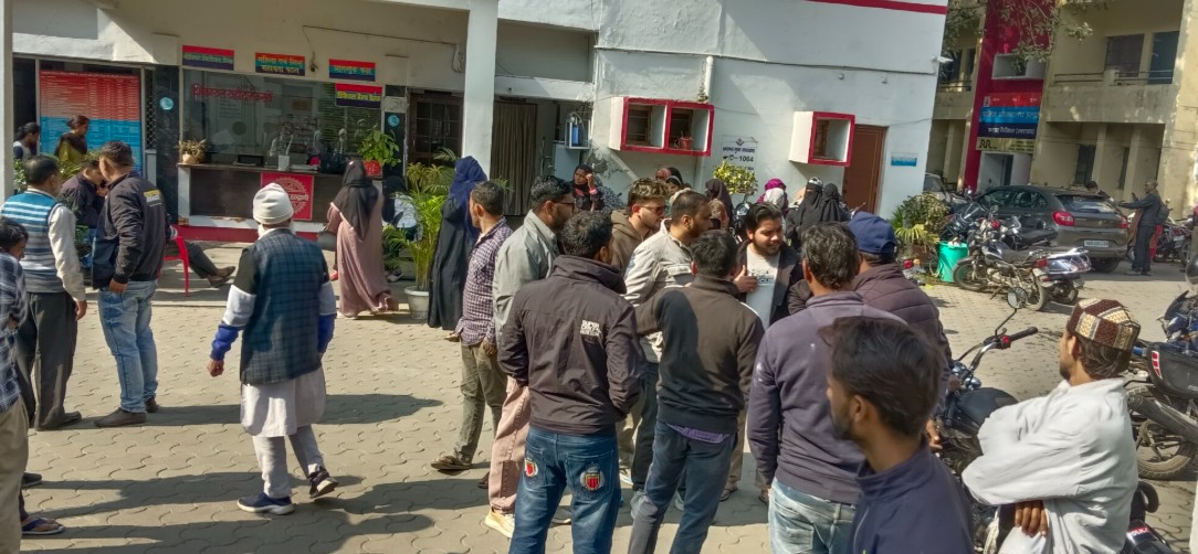 हल्द्वानी: रेलवे क्रॉसिंग पर युवक पर जानलेवा हमला, लाठी-डंडों व लोहे की रॉड से पीटा, VIDEO…