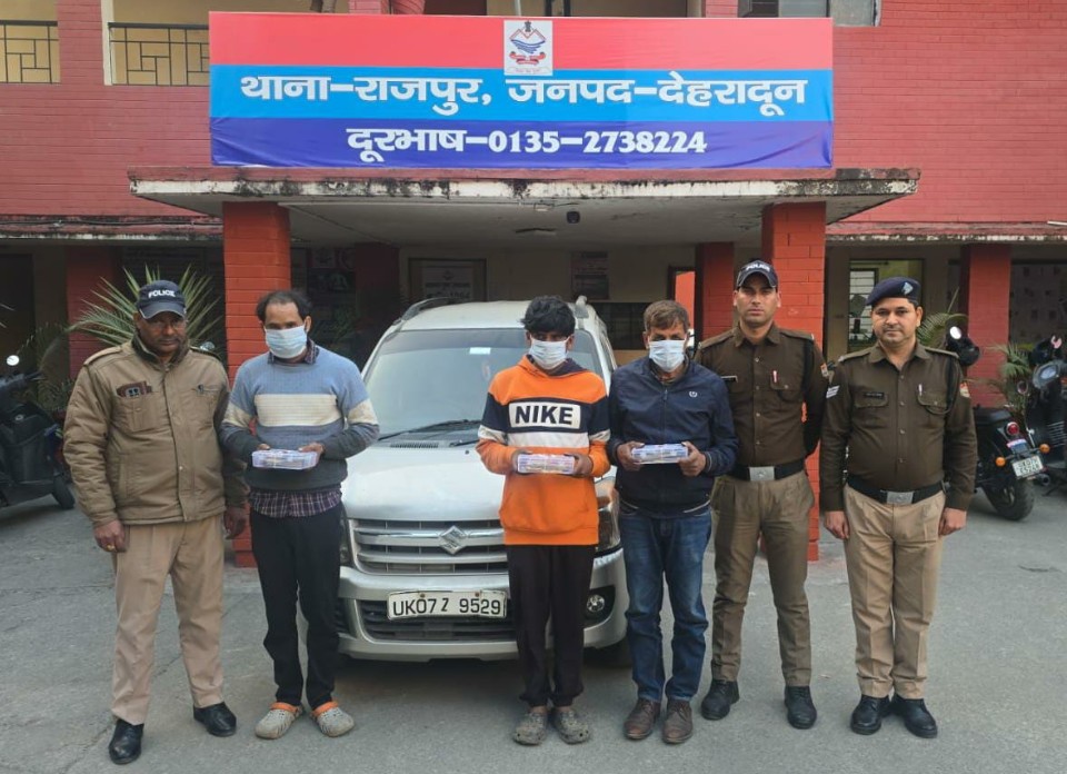 बुजुर्ग महिला से लूट का खुलासा: पूर्व ड्राइवर समेत तीन आरोपी गिरफ्तार, लाखों की ज्वैलरी व नकदी बरामद